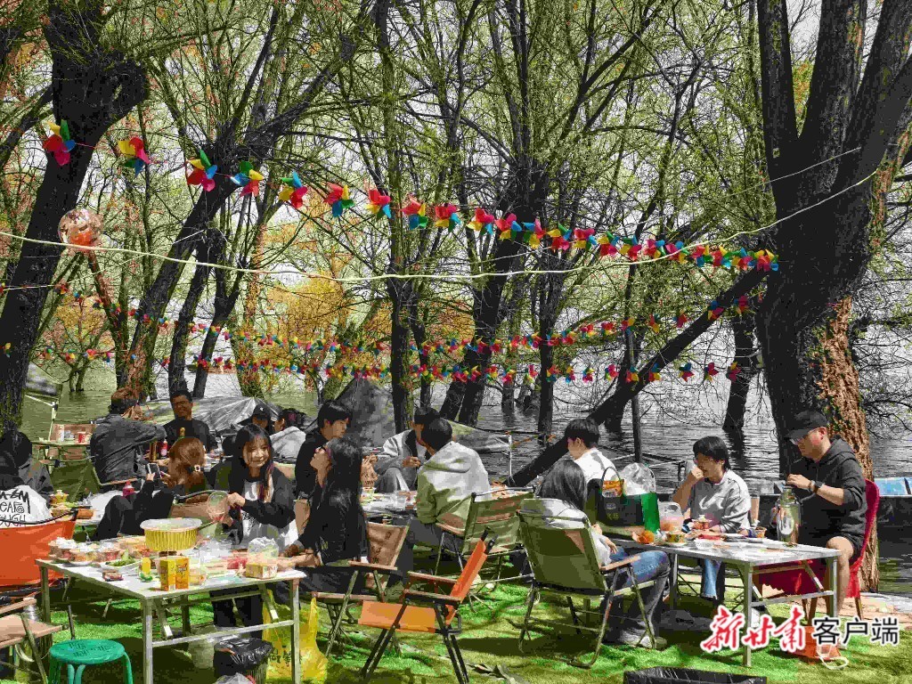 游客在永靖县魏家坡休闲度假　新甘肃&middot;甘肃日报记者　杜雪琴　摄