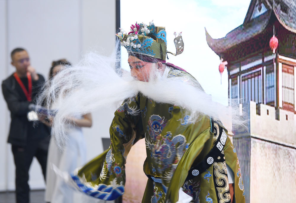 5月15日，在第四届香港国际文化创意博览会“AI赋能，文化出海”推演活动上，演员表演上党梆子。新华社记者　陈铎　摄