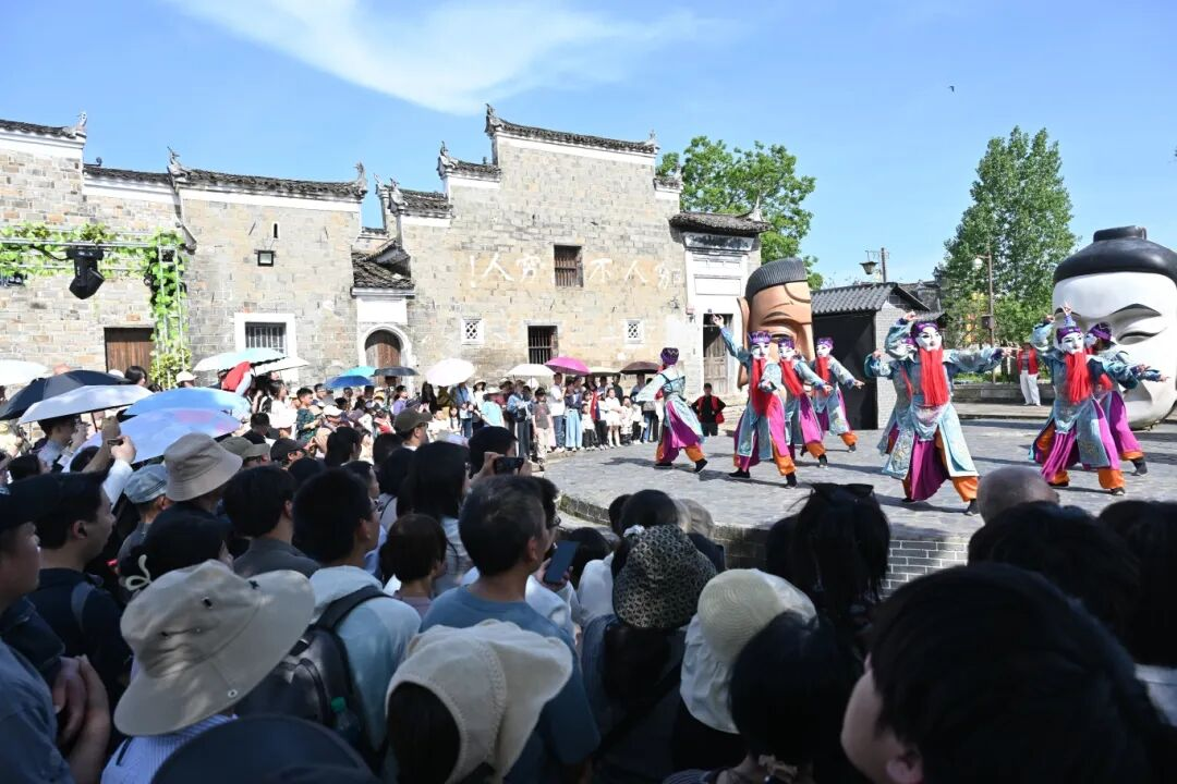南昌师范学院数智文演产业学院助力抚州乐安流坑景区“五一”假期火爆出圈