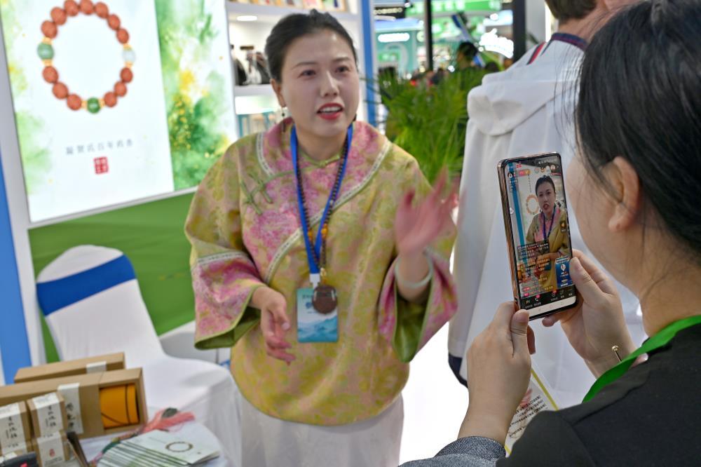 外地客商跑到我市展区，开启手机“怼脸”直播带货模式。