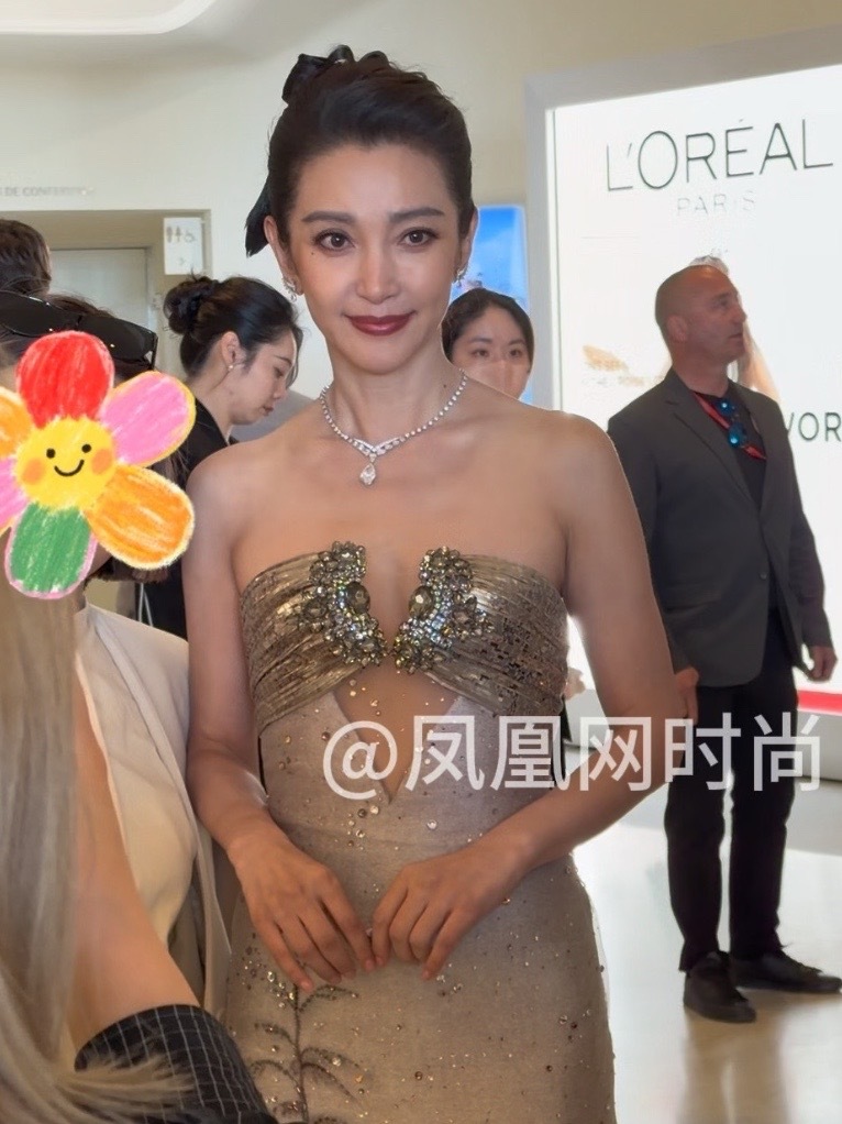 巴黎欧莱雅品牌代言人#李冰冰 时隔十年重返#戛纳电影节 红毯，偶遇姐姐走完红毯回酒店，人群中气质出众，被狠狠惊艳到😍现场观众要合影，她也一一配合，太暖啦❤️#时尚资讯 #偶遇明星
