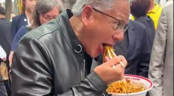 网友在北京南锣鼓巷偶遇黄仁勋吃炸酱面