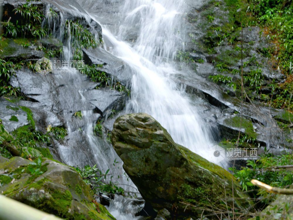 江西分宜：瀑布挂山涧 景色美如画（图）