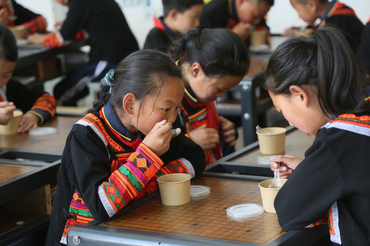 学生们品尝宁波汤圆.JPG