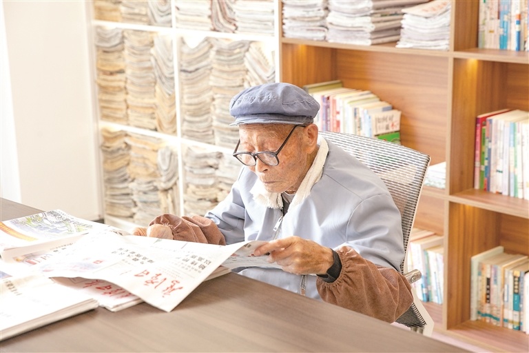 鹰潭信江新区夏埠街道流洪社区城市书房，98岁退役老兵姜云鹤正在阅读报纸。通讯员 黄苏明摄
