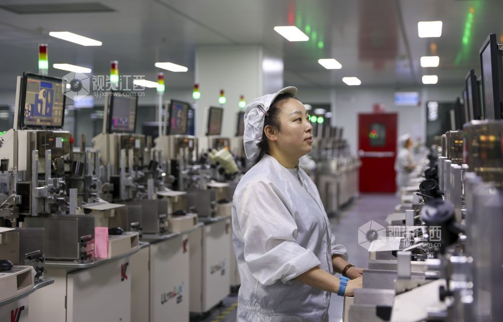 2026年5月13日，江西省瑞昌经开区科技园江西拓普达光电科技有限公司生产车间内，工人正在智能生产线上赶制订单。