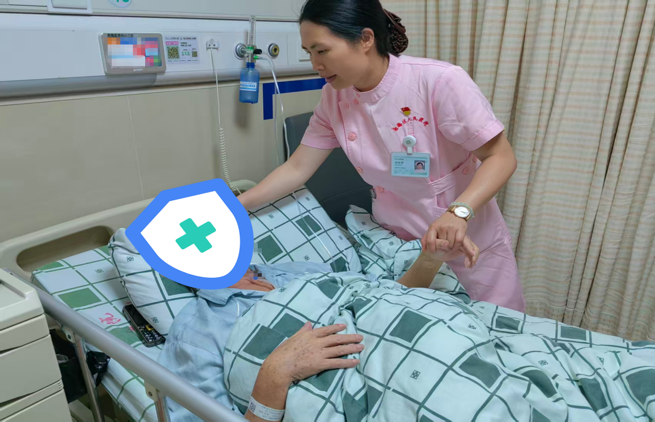 图为：徐结芳正在照顾老年患者
