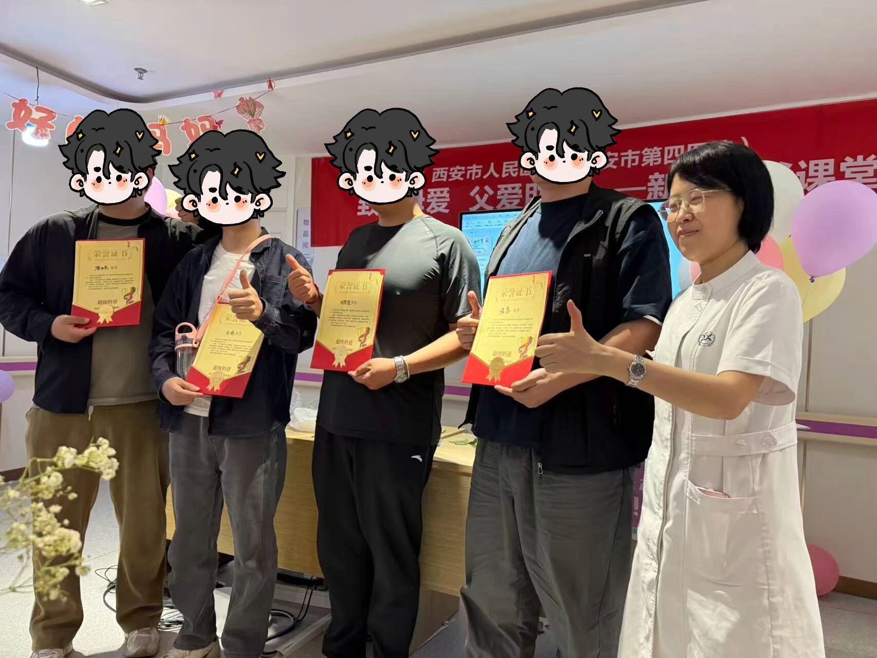 爸爸换尿布的手在抖，全场却为他鼓掌