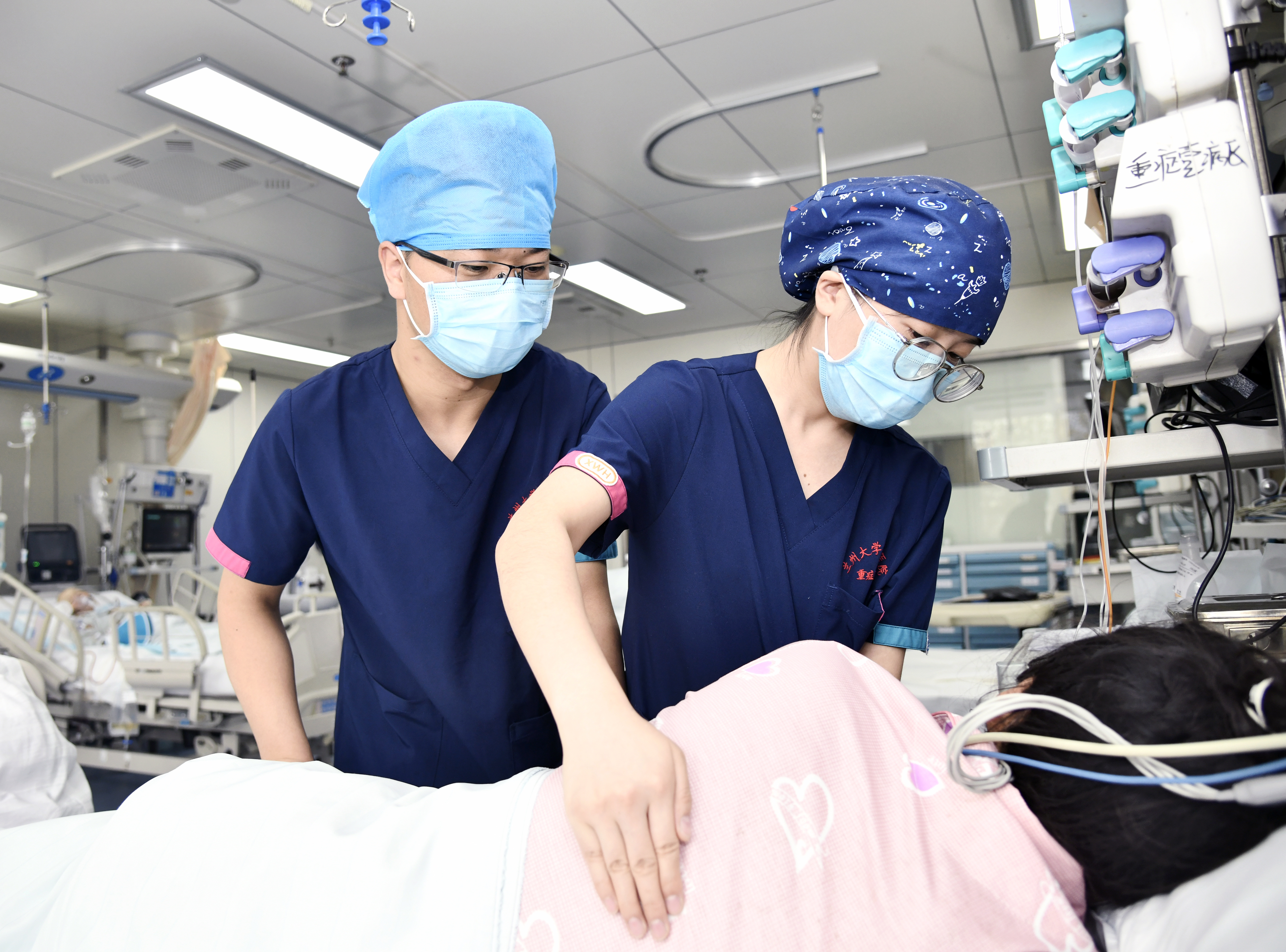 兰大一院重症医学科护士护理患者