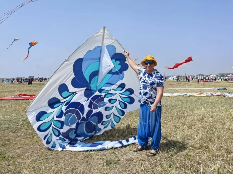 在潍坊滨海云门国际放飞场，来自俄罗斯莫斯科的风筝爱好者正在展示自己的作品。袁敏 摄