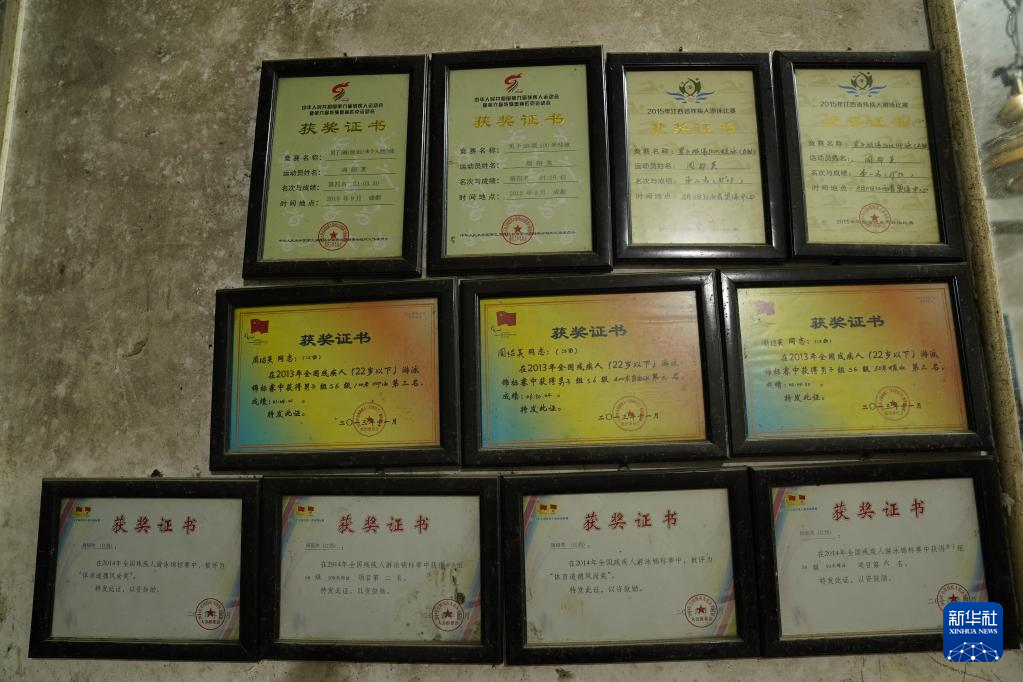 这是周绍芙参加比赛获得的部分奖状（4月15日摄）。