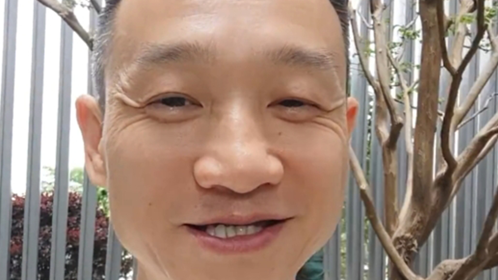 奥运冠军杨威发视频称一家六口挤在香港40多平出租屋，求助网友：该续租还是让儿子搬去学生公寓？