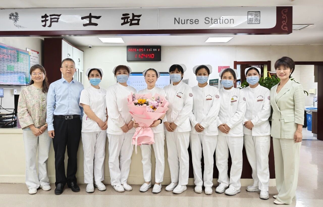 鲜花寄真情 敬意送天使——西安市中医医院开展护士节慰问活动