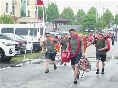 江西萍乡：森林防火员技能比武（图）