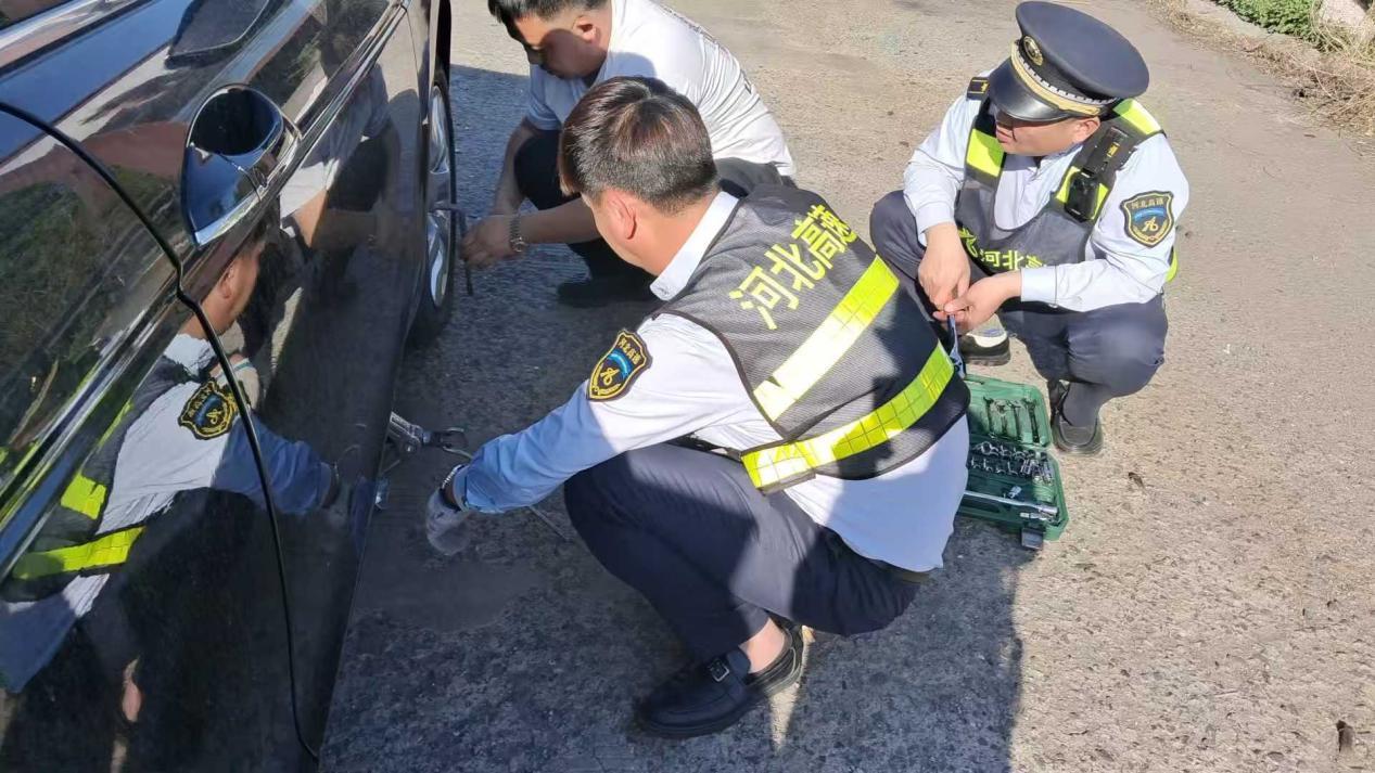 河北高速集团承德分公司滦河收费站助力司乘更换轮胎