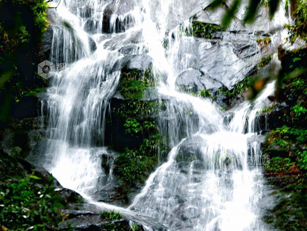 江西分宜：瀑布挂山涧 景色美如画（图）