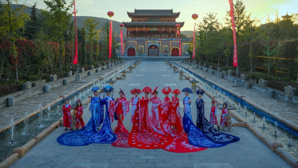 模特身穿剪纸服饰在甘肃省镇原县北石窟驿景区内进行展示　新华社发