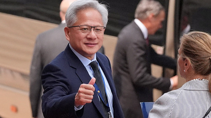 为何最后一刻上飞机？黄仁勋回应