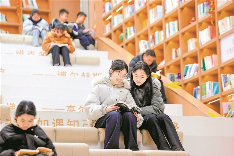 峡江县图书馆，人们在品味书香中度过假期。通讯员 陈福平摄