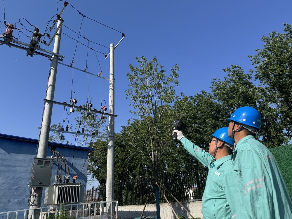 图为邯郸市电力工人检查河北净菜现代产业园内部电力设备。新华社记者王昆 摄
