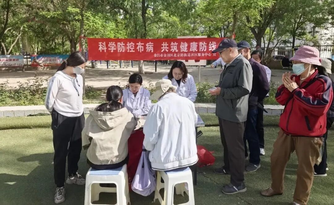 △社区卫生服务站医护人员为居民义诊、解答健康疑问