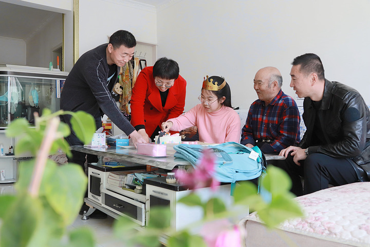 2024年3月20日，张掖市高台县民政局工作人员为一名事实无人抚养儿童过生日。（赵琳　摄）