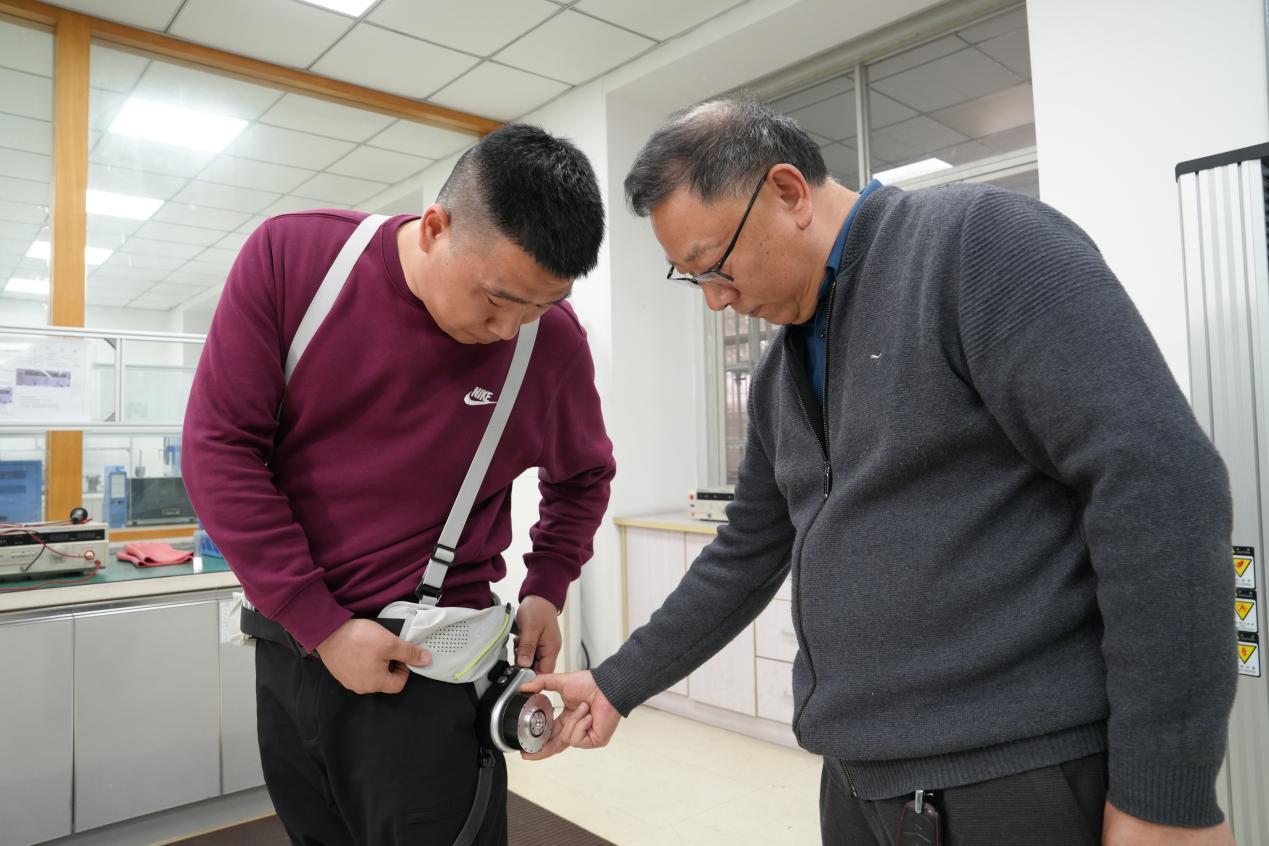图为三江电器工程师展示穿戴式外骨骼专用电机。朱佳灏摄