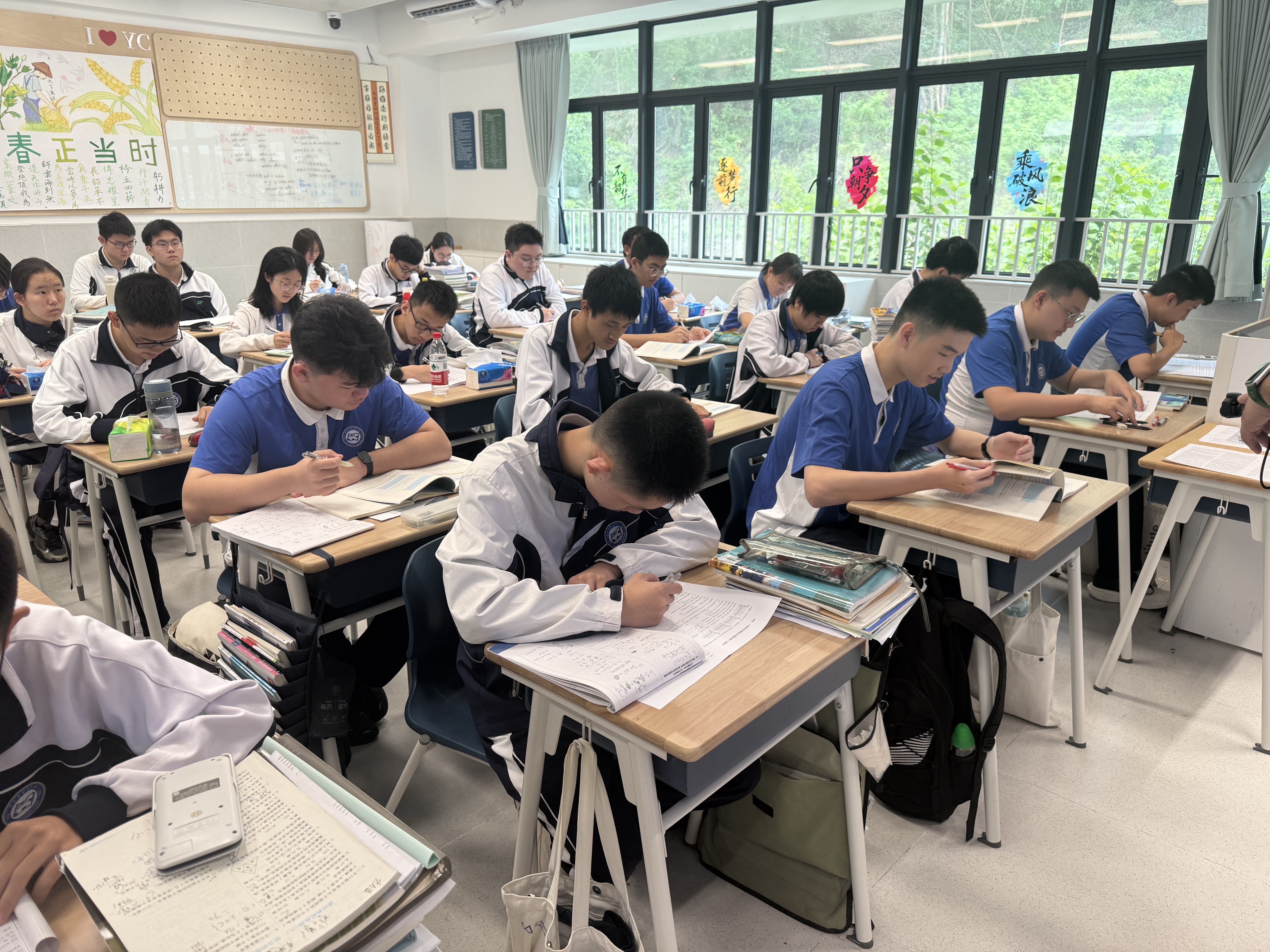 南山少年又出圈了：当课堂连接前沿实验室，创新“后浪”何以奔涌？