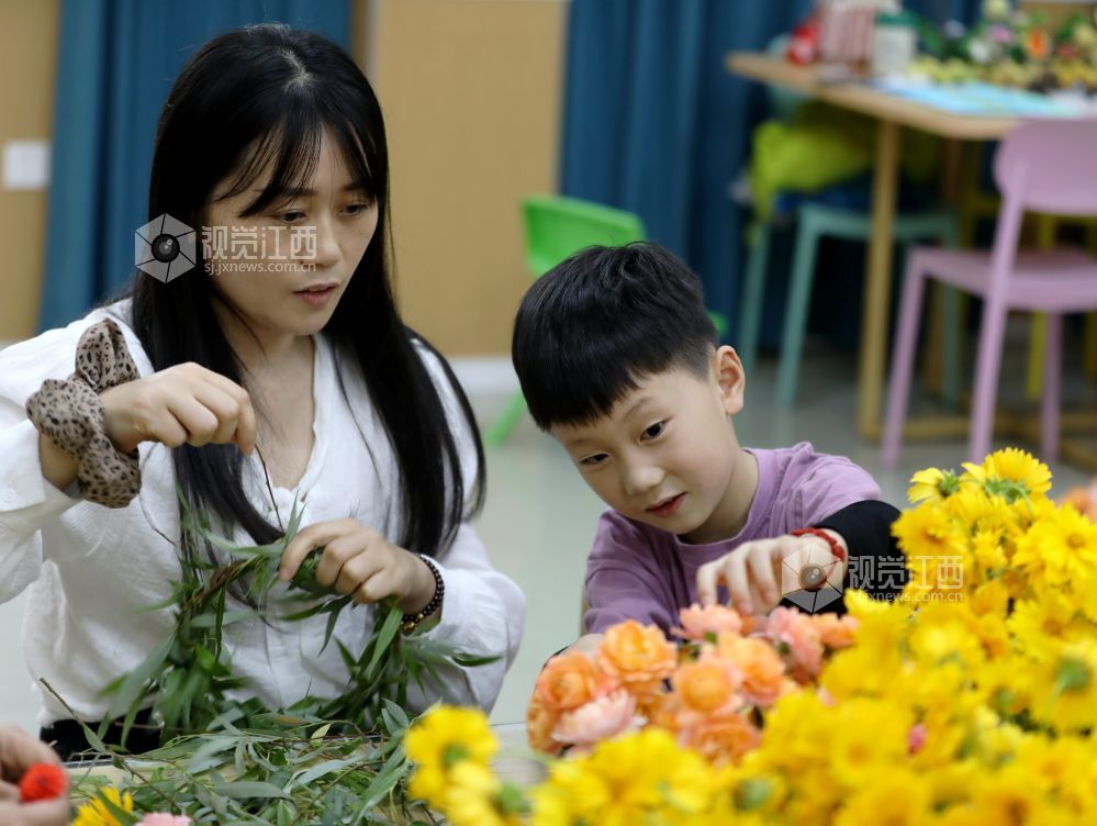 江西分宜：巧手制簪花 温馨过佳节（图）