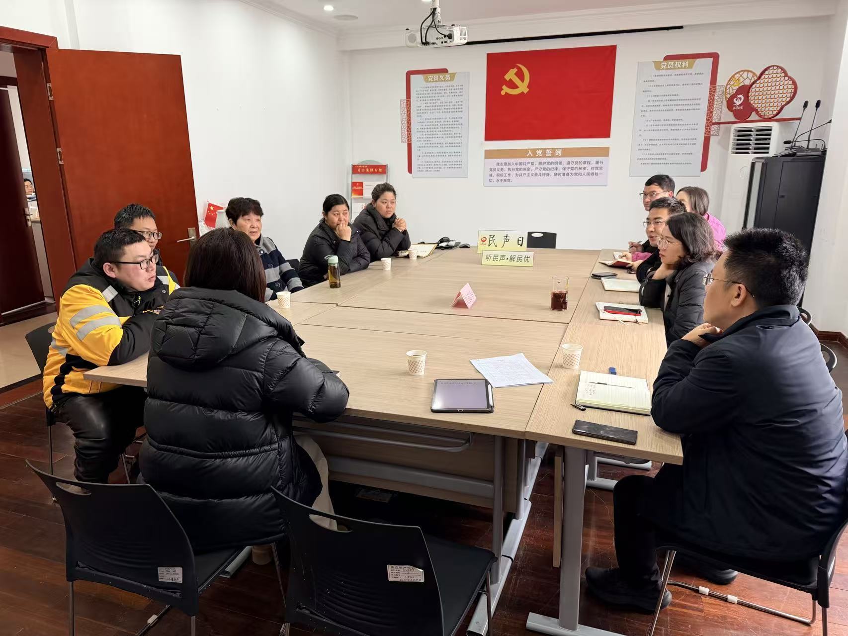 （就“进门难”问题组织小区物业、居民代表、外卖小哥等多方协调）