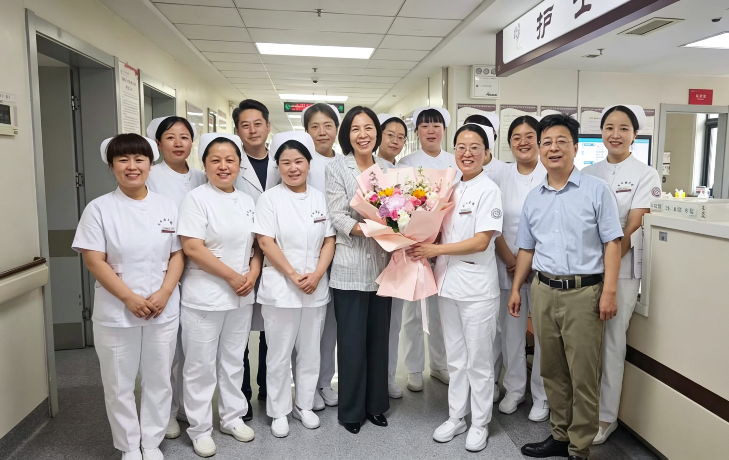 鲜花寄真情 敬意送天使——西安市中医医院开展护士节慰问活动