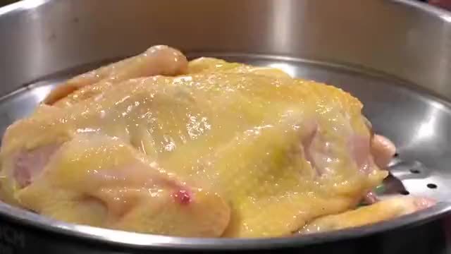 广东70岁老厨师传授正宗隔水蒸鸡做法，鸡肉滑嫩多汁