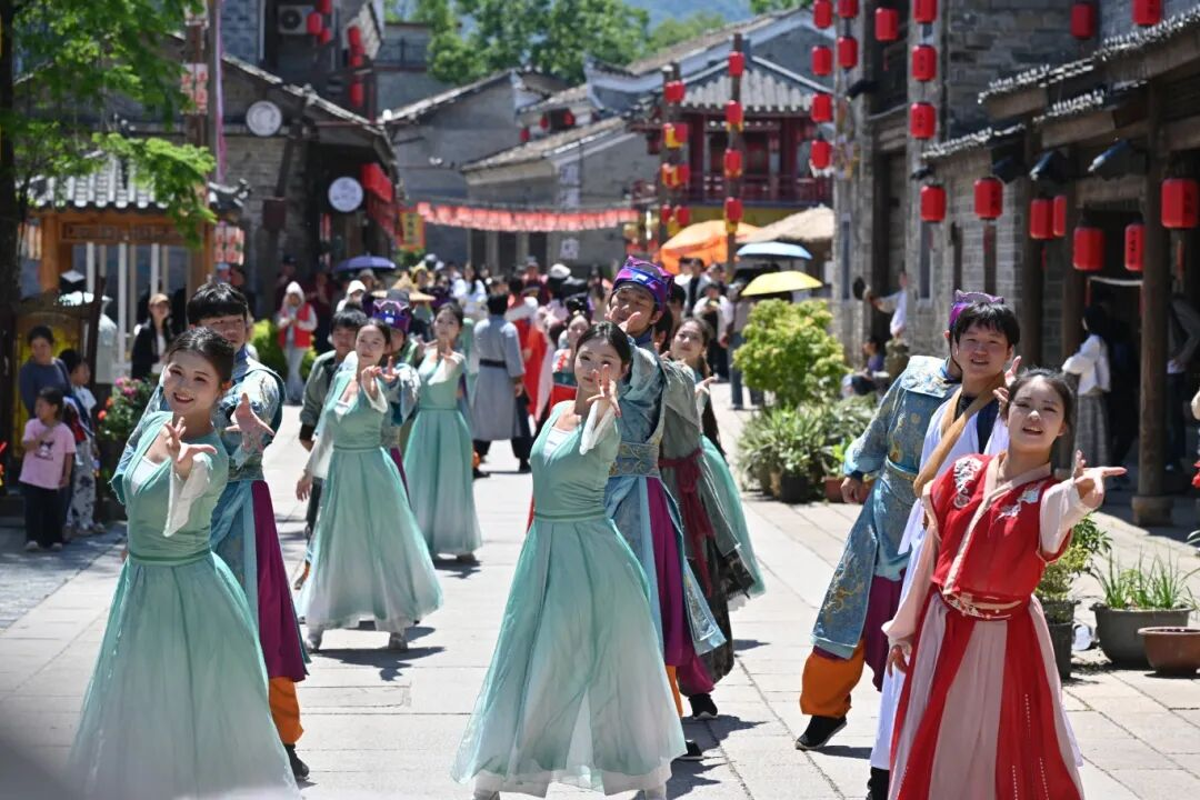 南昌师范学院数智文演产业学院助力抚州乐安流坑景区“五一”假期火爆出圈