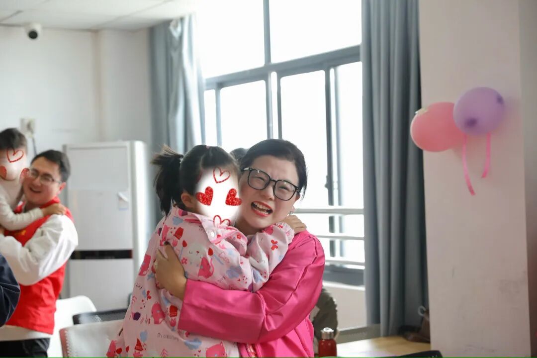 “爱你！”广丰区“爱心爸妈”结对帮扶启动，现场这一幕暖哭了