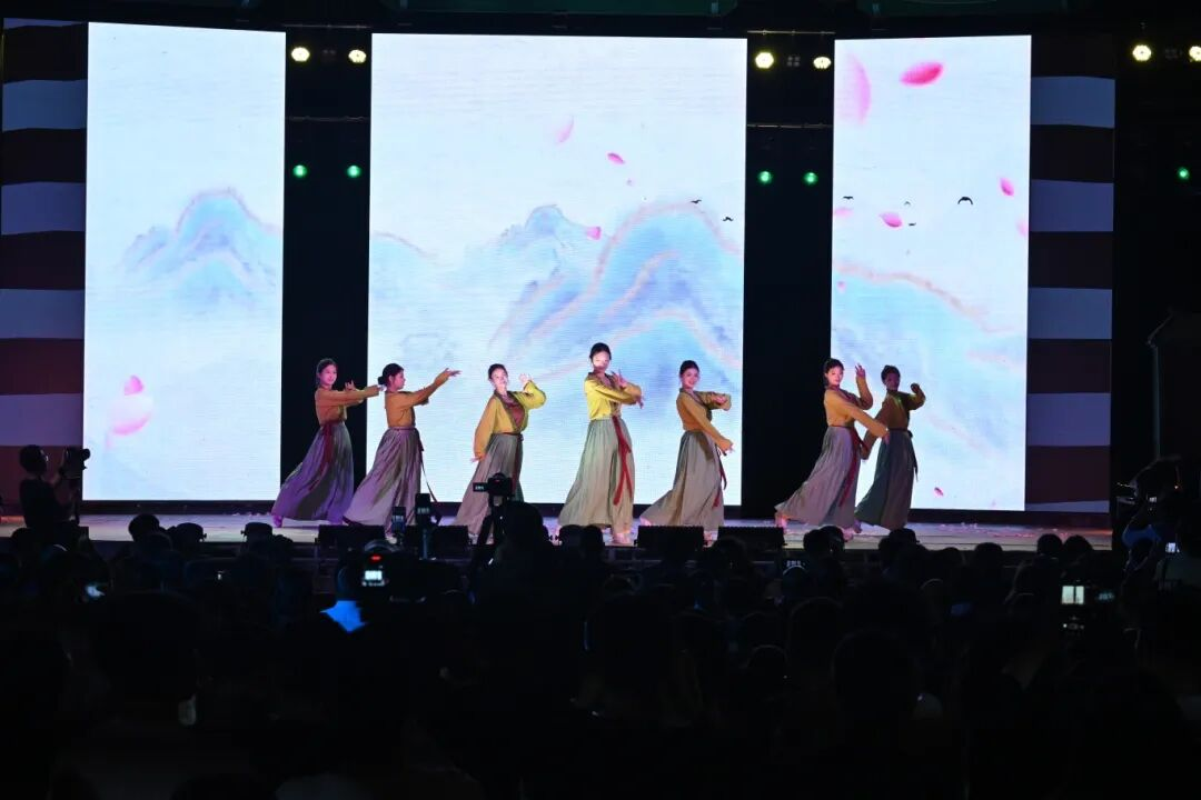 南昌师范学院数智文演产业学院助力抚州乐安流坑景区“五一”假期火爆出圈