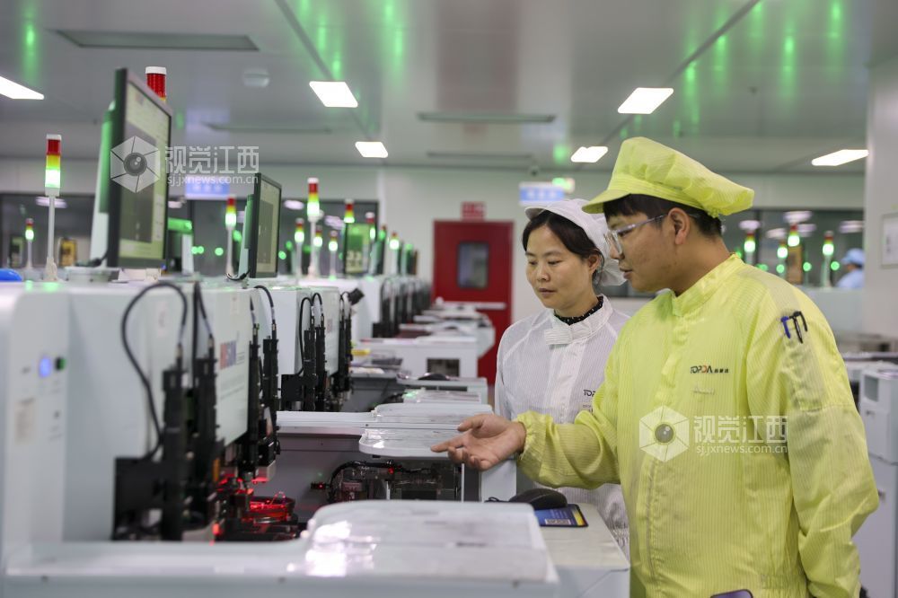 2026年5月13日，江西省瑞昌经开区科技园江西拓普达光电科技有限公司生产车间内，工人正在智能生产线上赶制订单。
