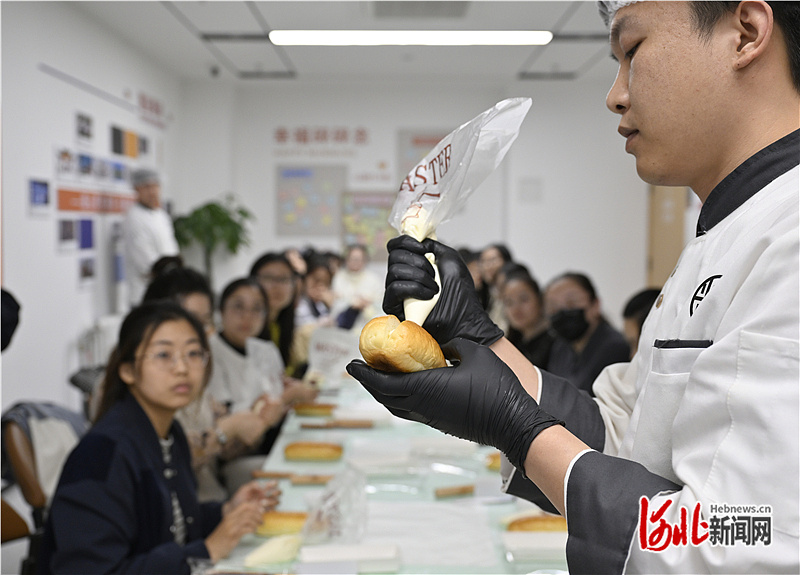 4月9日，雄安新区容东青年夜校，老师在讲解面点制作技巧。