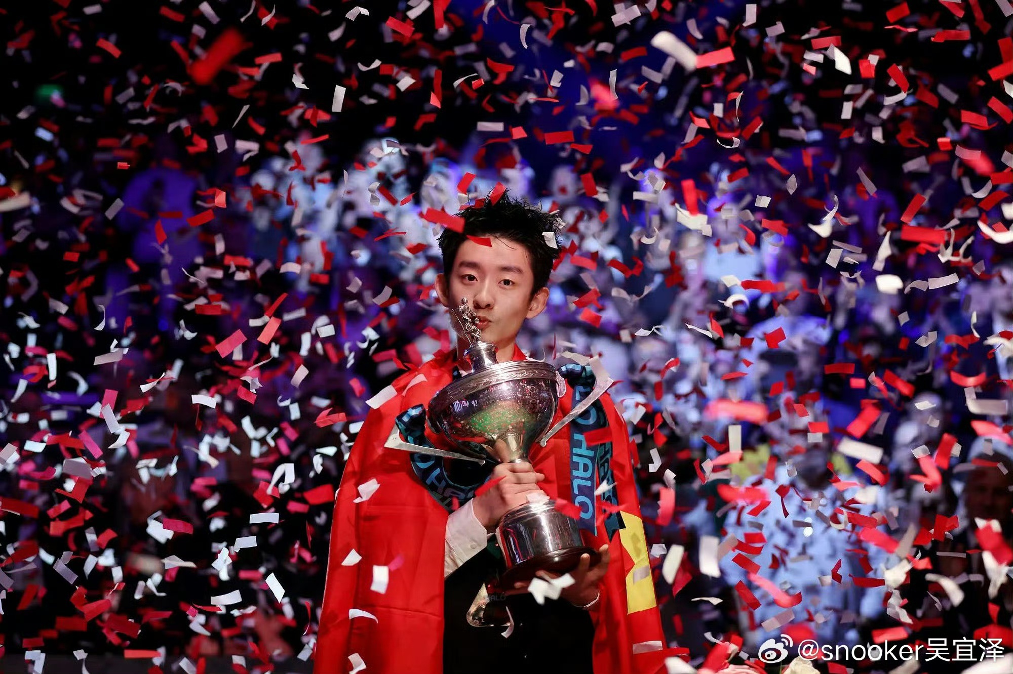 吴宜泽登顶2026年世界斯诺克锦标赛，成为史上首位“00后”冠军。（资料图）