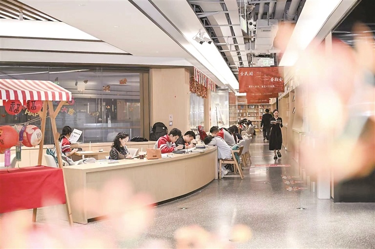 在抚州新华书店&middot;汤显祖书店，不少市民伏案学习，享受书香氤氲的静谧时光。通讯员 邱世同摄