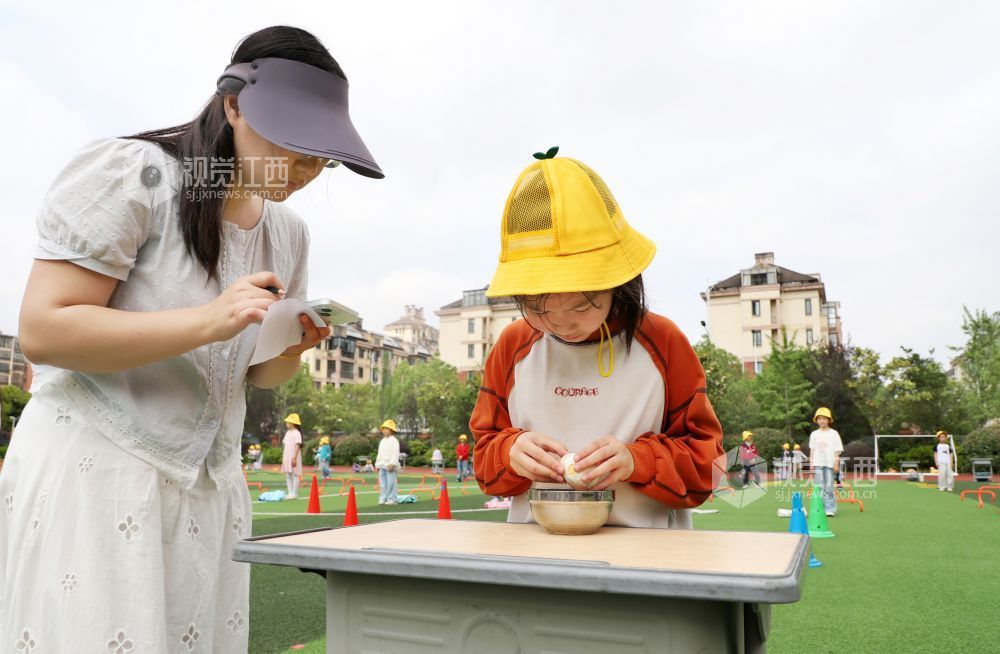 5月14日，江西省新余市渝水区城北街道北湖小学的学生在进行剥鸡蛋比赛。