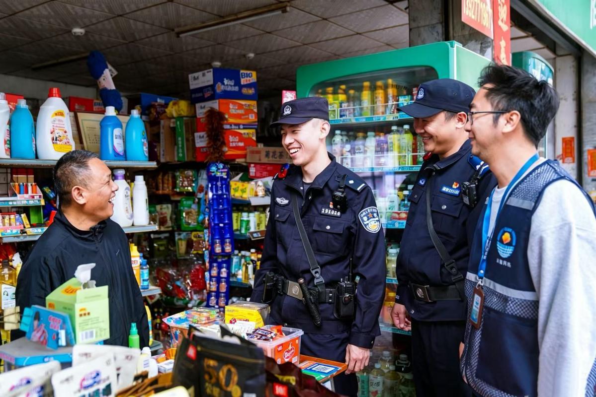 图：伦教街道警网联动开展日常巡查走访工作