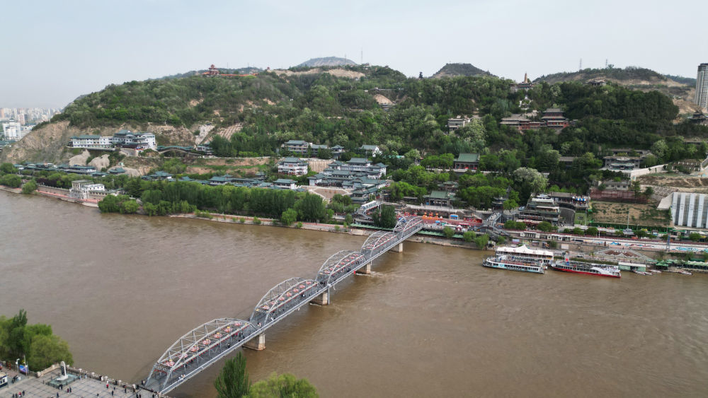 5月7日拍摄的兰州黄河铁桥——中山桥和兰州金城关文化旅游街区（无人机照片）新华社记者　张智敏　摄