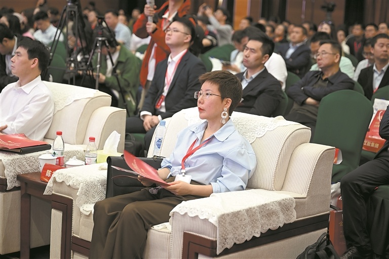 参会嘉宾认真聆听。