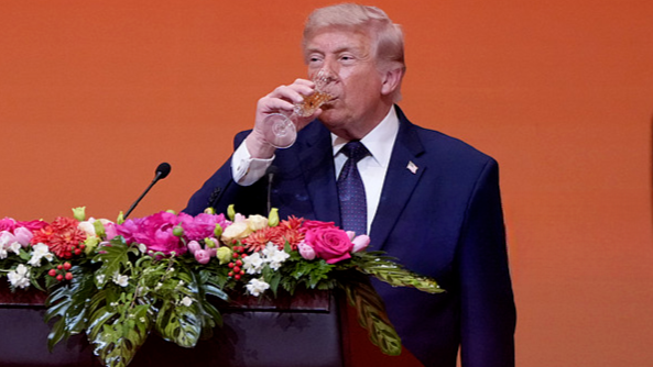 从不喝酒的特朗普在晚宴上破例了？邀请现场举杯，自己抿了一口