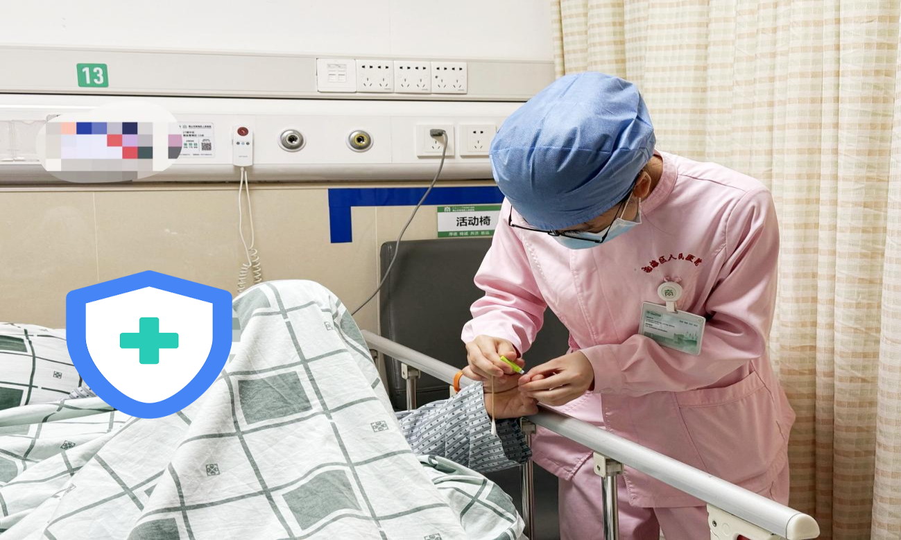 图为：张瑜为患者进行静脉采血