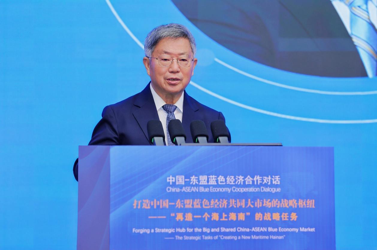 图为中国（海南）改革发展研究院院长、海南自由贸易港研究院院长迟福林致辞演讲。