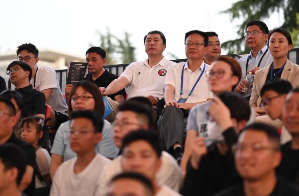 千年唐宫,静待篮坛风云;魅力西安,共赴热血之约。继2025年5月首次落地西安后,国际顶级三人篮球职业赛事连续第二年落户古城,充分彰显了西安承办国际高端体育赛事的综合实力与城市魅力。本次赛事共汇聚全球16支顶尖队伍参赛,阵容星光熠熠:欧洲赛场实力强劲的巴塞罗那、波尔多、劳东德瓦利斯等职业俱乐部悉数登场;国内北京、杭州、中国台北等强队踊跃出战,东道主西安队坐镇主场,全力冲击佳绩。