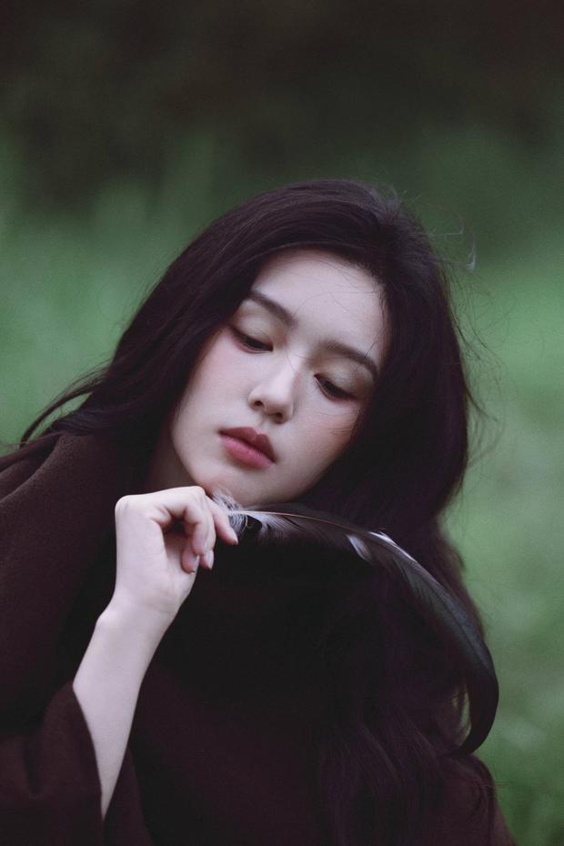 搜狐娱乐讯 近日,周也杂志封面美图释出。