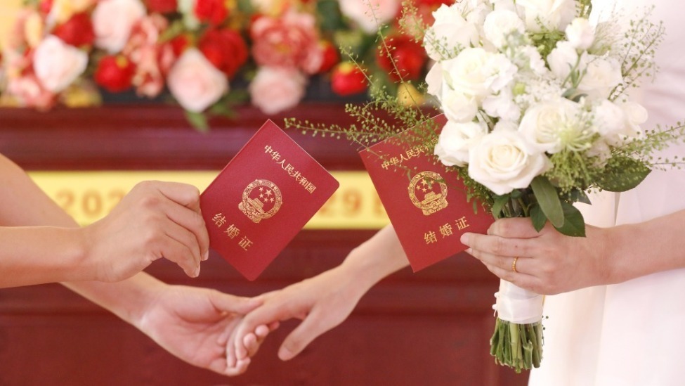 超50万对新人异地领证背后:如何让年轻人愿意结婚?_凤凰网