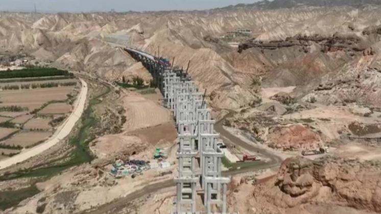 G341辘白公路紫金山隧道右线贯通